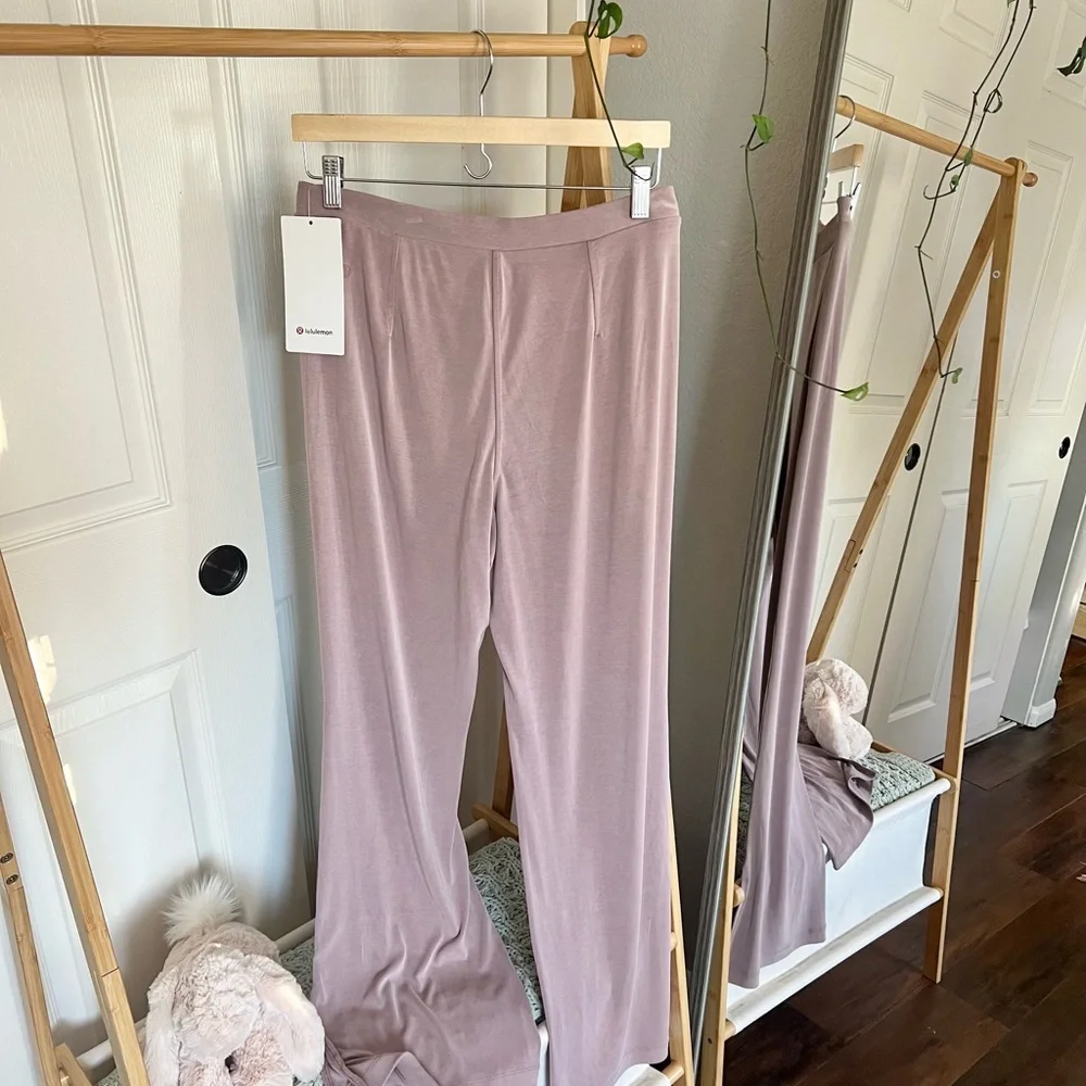 NWT lululemon Drapey Softstreme flared pant- twilight rose, size L - Picture 4 of 7